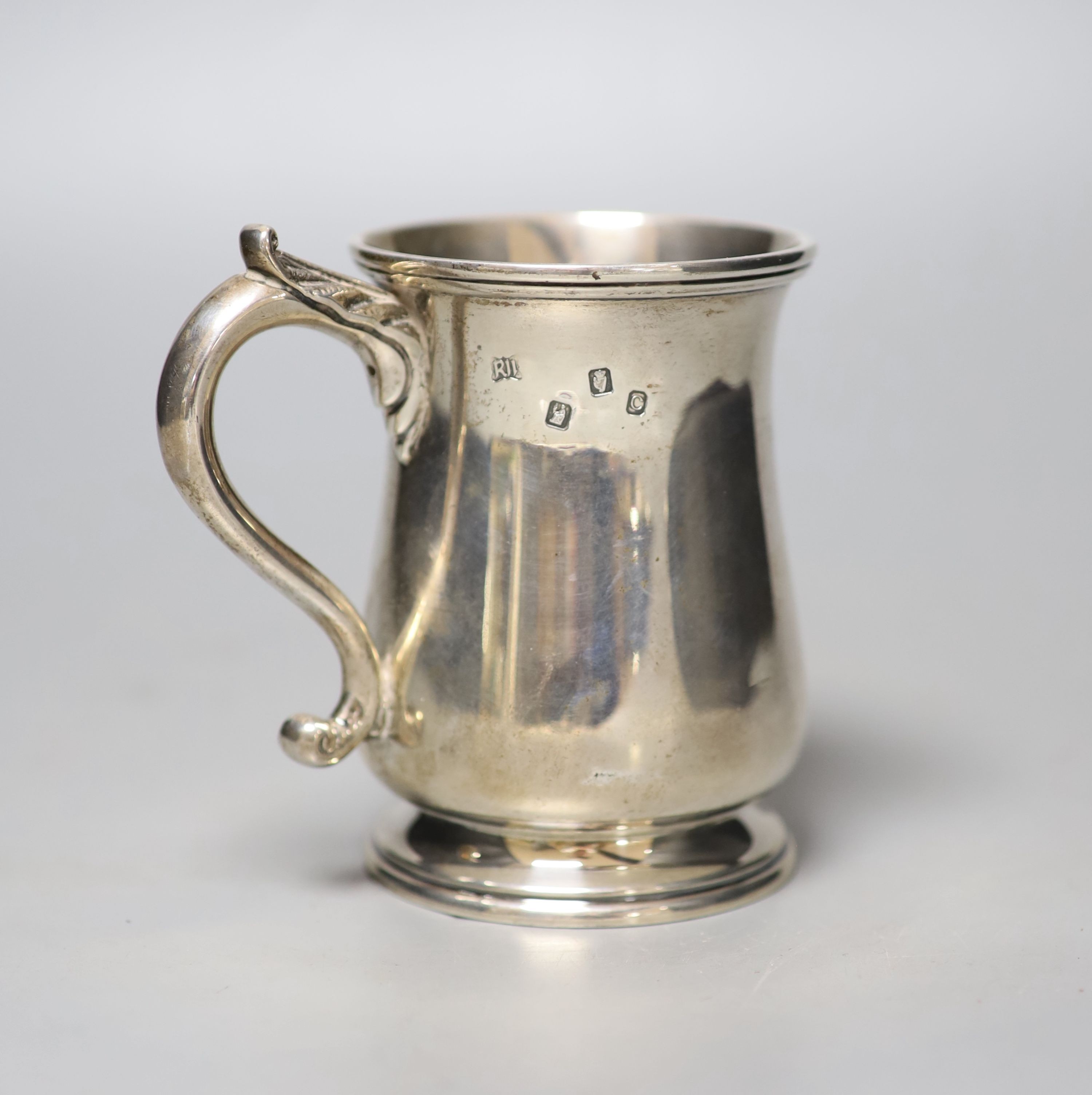 A modern Irish silver mug, Royal Irish Silver Co. Dublin, 1970, 10.6cm, 9oz.